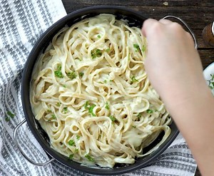11K views · 364 reactions |  RECIPE: https://veganhuggs.com/easy-vegan-alfredo-sauce/  For a winning meal, serve this EASY VEGAN ALFREDO SAUCE topped on freshly-cooked pasta.  It’ll be a surefire hit with a hungry crowd and will take you no time at all. Just 25 minutes!  | Vegan Huggs | Facebook