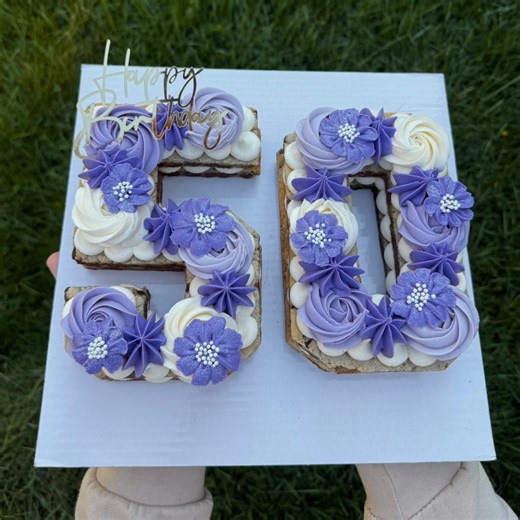 Every cookie cake is fueled by Red Bull & good reality tv 💜 #milkandcookiecakes #cookie #cookiecake #cake #asmr #asmrsounds #baking #baker #hobbybaker #bakingasmr #chocolatechip #chocolatechipcookie #decoratingasmr #buttercream #piping #recipe #birthday #purple #florals #purpleflorals #happybirthday | Milk & Cookie Cakes