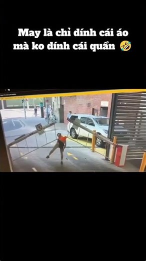 Đỡ hơn mất cái quần 🤣🤣. #shorts #funny #meme #haihuoc #tiktok