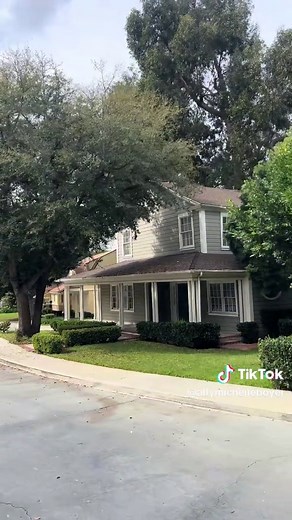 Exploring Wisteria Lane: Desperate Housewives Tour