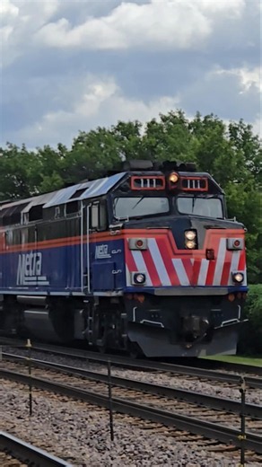 Metra F40PH #111 at Elmhurst #train #railroad #railfan #railway #metra #emdtrain #f40ph