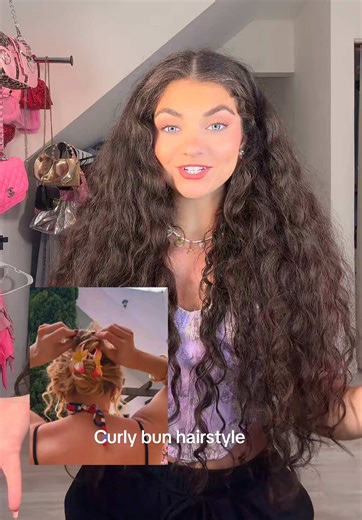 This was so easy and it’s the perfect hairstyle before washday! 🤍 #curlyhairstyle #curlybun #flowercliphairstyle #gabriellavigorito #curlyhair