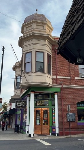 Explore one of California’s most charming small towns: Sonora, a Gold Rush-era gem nicknamed “Queen of the Southern Mines.” ⚒️ Its historic downtown area is home to stunning architecture, boutiques, restaurants, fascinating museums, and so much more. 🏛️ 📍Visit Tuolumne County | Visit California