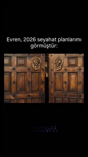 Glowella on Instagram: "🎬 Video, Rowan Atkinson’ın Wonka filminde Peder Julius rolünde, rahip kıyafetiyle bir kiliseden çıkarken, belirgin bir şaşkınlıkla duraklamasını, başını yavaşça yukarı kaldırmasını ve üzerinde yükselen absürt bir zürafayla göz göze gelmesini gösteriyor; ifadesi sakin otoriteden saf bir şaşkınlığa dönüşüyor; tam da ilahi gözetimin, durumun üstesinden gelemeyeceğinin farkına varması gibi, mükemmel zamanlanmış bir sessiz yargılama anı."