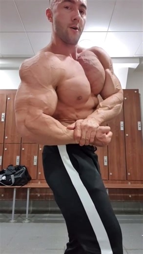 Massive muscle 🔥#biceps #pecs #musclepecs #musclebear #muscle #musclegay #bigmuscles #monsterbiceps #bodybuilding #fisicoculturismo #monstermuscle