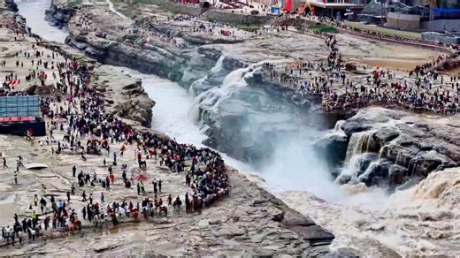 A roaring holiday scene at N China's Hukou Waterfall
