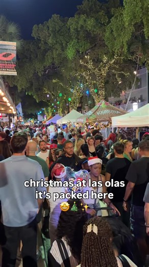 The Broward Scene | Events & Things To Do on Instagram: "It’s packed for Christmas at Las Olas Blvd 🤩🎄✨ 📍Las Olas Blvd, Fort Lauderdale The community showed out!! It’s beautiful her on Las Olas Blvd. The tree looks fantastic ✨☃️ Follow @thebrowardscene for more Christmas things to do, events, & restaurants in Fort Lauderdale and Broward County 🎅🏼 #fortlauderdale #ftlauderdale #lasolasblvd"