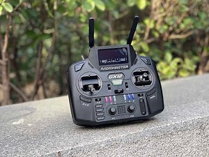 双频双1W大功率穿越机遥控器现在已经卷到千元内了，来看看RadioMaster新秀GX12