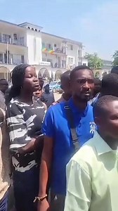 C'est une véritable honte pour le Congo, et particulièrement pour Pointe-Noire, où l'État a débloqué trois mois de salaire pour les enseignants communautaires. Cependant, la direction départementale, la mairie, le conseil départemental et la préfecture affirment ne pas disposer de suffisamment de fonds pour leur verser l'intégralité de cette somme. Ils proposent de ne payer que deux mois, alors qu’ils avaient déjà détourné un mois et demi récemment. Face à cette situation, les enseignants commun