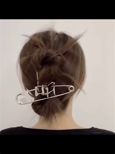 Jepit Rambut Peniti Raksasa: Gaya Aesthetic Unik