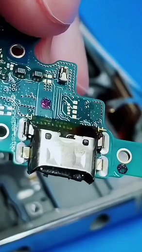Teach you how to simply change the charging port #phonepartsfix @phonepartsfix #phonerepair #repairshop #repairman #repair #tech #skills #fyp #fix