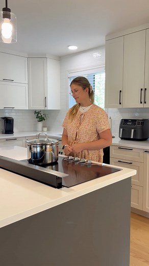 ✨ Nos clients souhaitaient intégrer la plaque de cuisson à l’îlot afin de pouvoir cuisiner face au salon et à la lumière naturelle plutôt que face à un mur. Un choix judicieux qui fait toute la différence lors de la préparation des repas👩‍🍳 ! Merci à nos clients pour leur confiance ! EXO Granit INC. Produits Thermovision Rocheleau | DLM Votre fabricant d'armoires