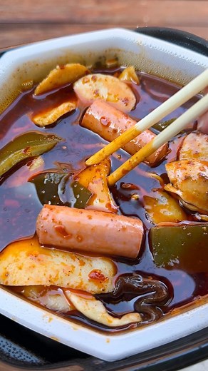 Tasty on Instagram: "Craving hot pot on the go? Try this instant hot pot kit! All you need is water and you’ll have yourself a meal in just a few minutes @jasmineandtea 🥢"