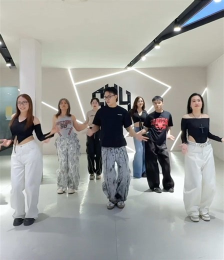 TiktokDance Class 18h-19h30 thứ 3,5 hàng tuần #snakedancestudio #tiktokdance #tiktokdanceclass (dc: @kati aka GMMTV ♡ ).