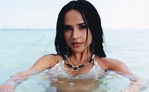 Becky G y el mini bañador blanco que lució debajo del agua en vídeo