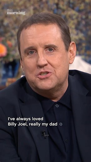 ‘So the next thing I’m climbing under all the rigging, under the stage.... it was surreal' Peter Kay opens up about bonding with his dad through the music of Billy Joel and how years later, he ended up on stage with him! 👀 | This Morning