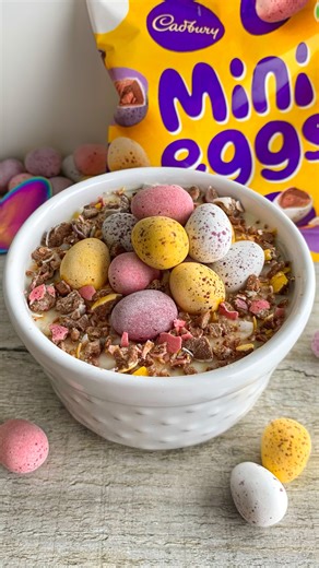One pot mini eggs cheesecake 😍 This little cheesecake is so quick and easy to make with just 6-ingredients 🥰 There’s no baking involved and no ‘real’ eggs needed 🙌 It’s super creamy and packed with Mini eggs 🐣 Sound on for full instructions 🔉 All you need is: 2 digestive biscuits 15g salted or unsalted butter, melted 100g cream cheese 1 tbsp icing sugar 1 tsp vanilla extract 40g Mini eggs (1/2 crushed for the filling 1/2 whole and crushed for the topping) Makes 1 large or 2 small ramekins �