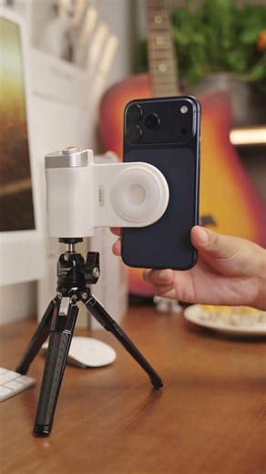 Remote zoom, AI mic, and MagSafe grip. The ultimate travel kit for creators!
