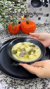 Kerevizi hiç etli yediniz mi ya da pişirdiniz mi? Cevabınızı evet ise tadını biliyorsunuz🤤 hayır ise mutlaka denemenizi tavsiye ederim🥰 Kuzu etli terbiyeli kereviz yemeği tarifi 3 orta boy kereviz 350 gr kuzu eti Bir iri kuru soğan 1 kahve fincanı sıvı yağ(etiniz çok yağlıysa azaltabilirsiniz) 2-2,5 su bardağı sıcak su Tuz Terbiyesi için; Yarım limon suyu 1 yumurta sarısı 1 yemek kaşığı un 2-3 yemek kaşığı su Yapılışı; Kerevizleri soyup ayıklayıp yıkayın, taze ve canlı yapraklarını da doğrayın
