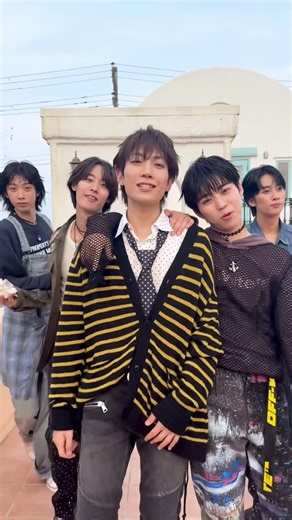 Hi-Fi Un!corn on Instagram: "지금부터 내 손을 잡아🤝 #Teenage_Blue #HiFiUnicorn #HFU #하이파이유니콘 #하파유"