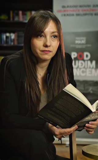 Donosimo vam mali deo interpretacije Jovane Stojiljković iz romana „Pod tuđim suncem“ Miodraga Majića. 🎙️✨ Na YouTube kanalu Vulkan izdavaštva dostupna su sva čitanja jednog od najvoljenijih romana savremene domaće književnosti (čitaju Voja Brajović i Jovana Stojiljković).