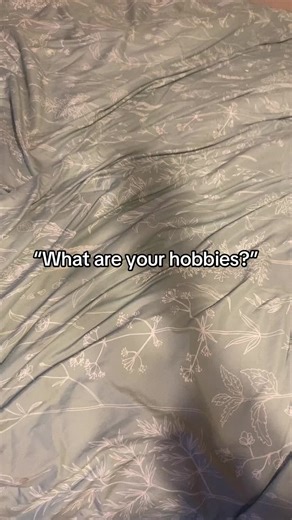 “What are your hobbies” UGHH basic ass #eletricguitar #skateboard #kandibeads #mangamha #starterguitar