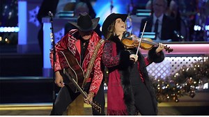 Jon Pardi Performs His New Original Christmas Song "Beer For Santa"