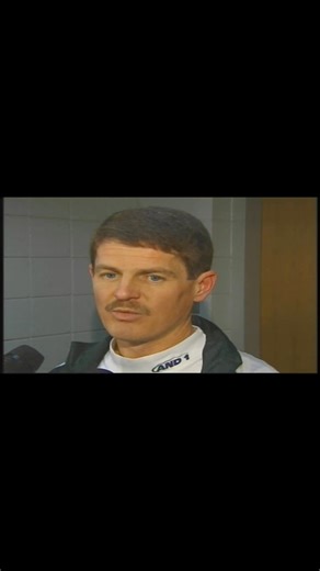 During the 1998–99 season, UNC Charlotte men’s basketball reached the second round of the NCAA Tournament for the third straight year, chasing a return to national relevance not seen since the program’s 1977 Final Four run. A young Bobby Lutz led the 49ers into a matchup with Kelvin Sampson’s Oklahoma squad, as Charlotte tried to break through to the Sweet 16 and reconnect with its historic peak. #UNCCharlotte #Charlotte49ers #NCAATournament #MarchMadness1999 #FinalFour1977 #CollegeBasketballHis