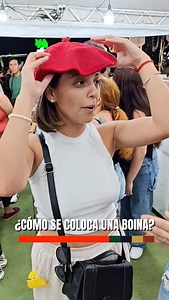 Cómo ponerse la boina (sin que te quede chueca) 🧢🇦🇷 Quería hacer un tutorial de cómo ponerse la boina, pero no tengo buen rostro 😅 Así que busqué una voluntaria de buen rostro y re buena onda: Rocío Quinteros 💥 Junto a José Rodríguez, dueño de Talabartería JR, y Roy metimos tutorial express para que en el festival no anden con la boina chueca 🙌 Gracias @roquintteros y @talabarteria.jr_cba 🤍 ¿Te sirvió el tip? ¿Vas a salir a conquistar ahora? 👀 #Boina #FestivalJesúsMaría #Gaucho #Tradició