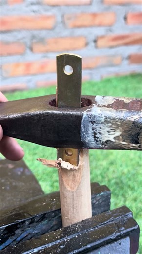The simple trick that locks a sledgehammer A solid method#ToolFix #SledgehammerTrick