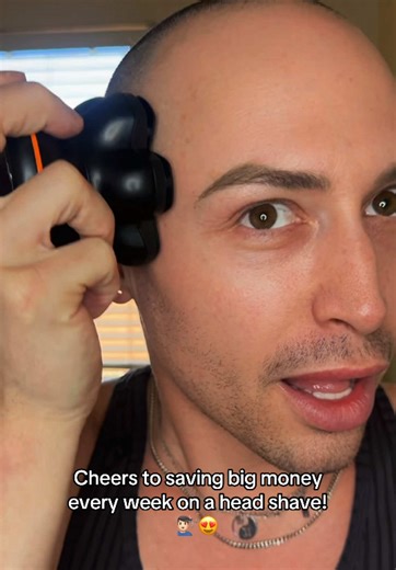 Got my hands on the 7D bald head shaver and I'm officially done with expensive barber trips! Shaving my head is now quick, easy, and seriously budget-friendly. Saving money and looking sharp! 💰 #baldheadshaver #diygrooming #savemoney