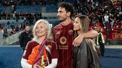 Er denkt nur an eines!: Cathy Hummels flirtet mit Markus Söder
