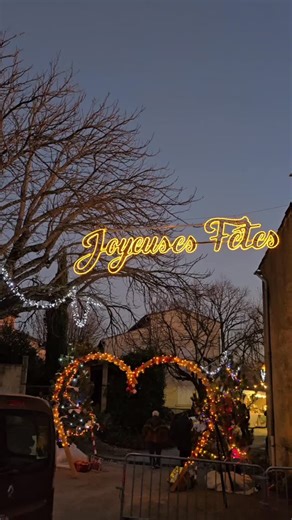 St Colombe, hier soir. Joyeuses fêtes. #provence #noelenprovence #slowlife #stcolombe #villagelife | Hans in the Provence