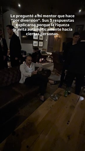 Business Freedom TG on Instagram: "1. Su primera respuesta fue: “Estudio infraestructura… porque ahí está el dinero que nadie ve”. No coches, no ropa, no fiesta — infraestructura. Mientras otros duermen, él estudiaba cómo se mueve el mundo real: cómo descargan los puertos, cómo colapsan los centros de mensajería a las 8 p.m., cómo una simple fila en una gasolinera te revela dónde hay un cuello de botella y, por lo tanto, una oportunidad enorme. Me contó el momento que le cambió la vida: vio que 