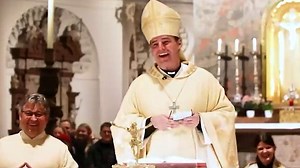 Bischof Stefan Oster aus Passau geht mit Osterwitz viral