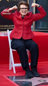 ⭐️ Billie Jean King hace historia, se convierte en la primera mujer deportista con una estrella en el Paseo de la Fama de Hollywood. La leyenda del tenis ha recibido esta distinción en Los Ángeles a sus 81 años. Billie Jean King es una de las grandes activistas en la lucha de la igualdad entre hombres y mujeres en el mundo del deporte. Tienes más información en rtve.es/noticias #noticias #noticia #mujer #tenis #deporte #hollywood #paseodelafama | RTVE Noticias