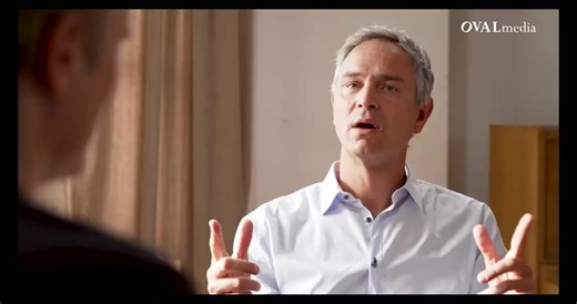 #Blackweek bei #OVALmedia, bis Montag, 1. Dez. Jetzt hier zum halben Preis für nur 3,50 € pro Monat! https://oval.media/oval-abo/ Weil SIE entscheiden, was Sie sehen! Dazu Dr. Daniele Ganser: „Wer entscheidet denn jetzt, was ich höre? Schau ich OVALmedia oder schau ich Tagesschau? Und ja, wer entscheidet denn das? Das entscheide nur ich! Die Macht ist da bei mir! Was konsumiere ich? Welcher Marke gebe ich mehr Vertrauen? Du bist einer der Medienrevolutionäre!" | OVALmedia