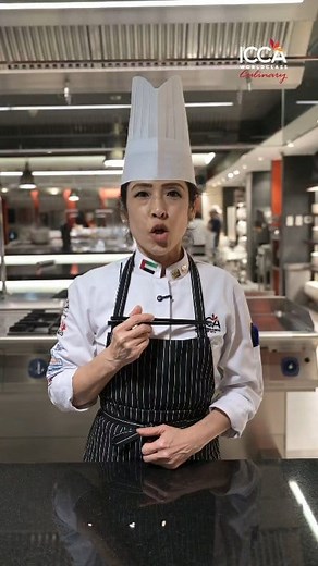 🎥 How to Use Chopsticks Like a Pro! 🥢 Chef Kumi walks you through the art of using chopsticks — from holding them the right way to mastering precision by picking up even the tiniest grains and seeds! 👌✨ It’s all about control, balance, and practice — skills that every chef (and foodie!) can use both in and out of the kitchen. 👉 Ready to start your own culinary journey? Next Professional Diploma intakes: November 17, 2025 & January 12, 2026 How to use chopsticks, chopstick tutorial, culinary 