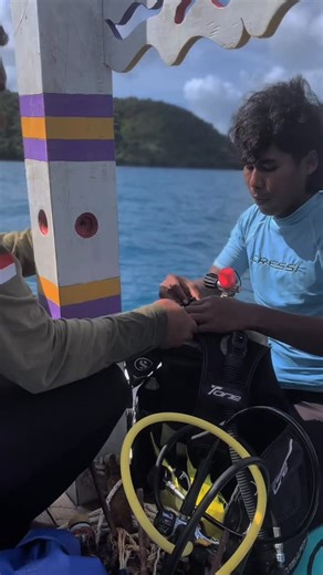 Deskar Betok Jaya on Instagram: "one process for millions of benefits. Transplan karang adalah teknik rehabilitasi ekosistem laut dengan cara memotong fragmen karang hidup (donor) dan menanamnya kembali di lokasi lain (terumbu rusak atau area baru). Tujuannya untuk mempercepat pemulihan, meningkatkan keanekaragaman hayati, dan menciptakan habitat baru melalui reproduksi aseksual. Menggunakan metode jaring laba-laba besi yang berjumlah 75 jaring, dan di tempatkan di pulau kera, semoga bisa bertum