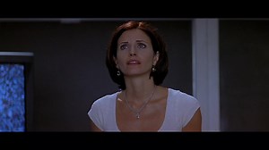 27 años de esta épica escena... Gale Weathers vs Ghostface en 'Scream 2'! 🔪🍿🔥 Scream Movies🔪🍿 #scream #screammovie #Scream2 #ghostface #nevecampbell #courteneycox #davidarquette #wescraven #kevinwilliamson #sarahmichellegellar #lauriemetcalf #timothyolyphant #lievschreiber #galeweathers #sidneyprescott #deweyriley #heathergraham #jerryoconnell | You'll float too