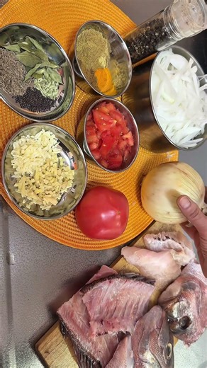 鯛のあらで作る、本格スパイスカレー🐟