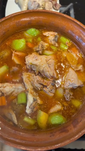 Cómo hacer caldo de pollo fácil y rápido #comidamexicana #comidafacil #sabroso #delicious #pollo