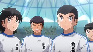 Captain Tsubasa 2018 (Español) - Capitulo 25 Titulo: Un flamante contraataque Sinopsis: ¡La final del Torneo Nacional sigue en juego! El equipo Nankatsu entra en una terrible desventaja con Tsubasa, Misaki y Wakabayashi lesionados. Por su lado, el equipo Meiwa mantiene firme su defensa gracias a Wakashimazu al mismo tiempo que Hyuga y Sawada se encargan de atacar. La ventaja del Meiwa le permite a Hyuga anotar el segundo gol, pero entonces Tsubasa reacciona dispuesto a conseguir el empate aunque