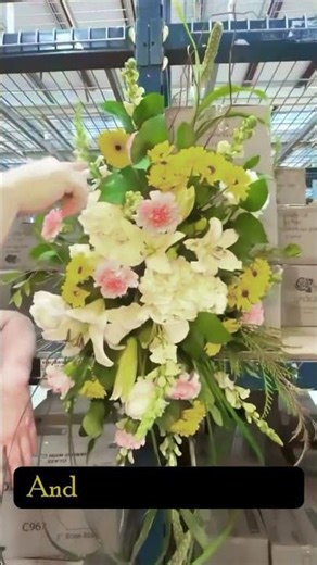 Let's talk about easel cages and big beautiful archways. #flowerschool #flowers #easelcages