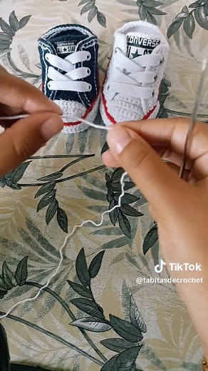 Cómo tejer zapatos Converse a crochet para bebés