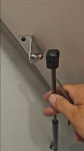 how to remove gas strut