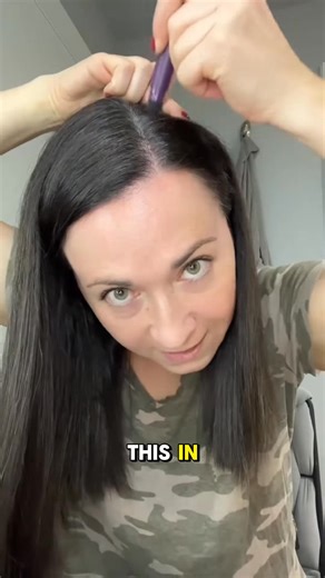 ✨ Instantly Hide Grey Roots — Salon Look in Seconds! ✨ غطّي جذور الشعر الرمادية فورًا — مظهر صالون في ثوانٍ! 💫 Tired of grey roots showing before your next salon visit? With Style Edit Root Cover Up Stick – Black, you can instantly conceal roots, blend regrowth, and refresh your color — anytime, anywhere! No mess, no harsh chemicals, no stress — just smooth, natural-looking coverage that lasts until your next wash. 🙌 Perfect for: • Busy professionals 👩‍💼 • Last-minute events or meetings ✨ • 