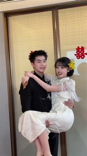 Cute Bride in Gold Wedding Dress 😍 | Romantic & Funny Couple Moment 💛📝 #subscribe #chinesewedding