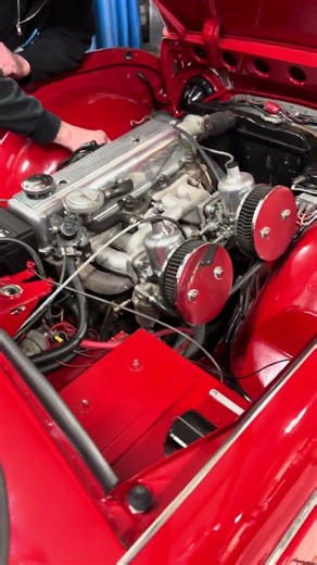 2965 Triumph TR4 compression test