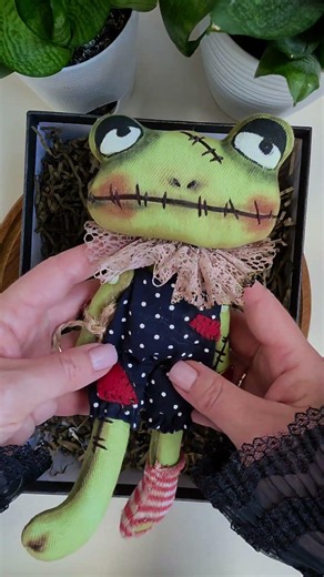 Primitive Halloween Frog Doll Pattern | Attic Doll Sewing Tutorial PDF | Halloween Craft Ideas
